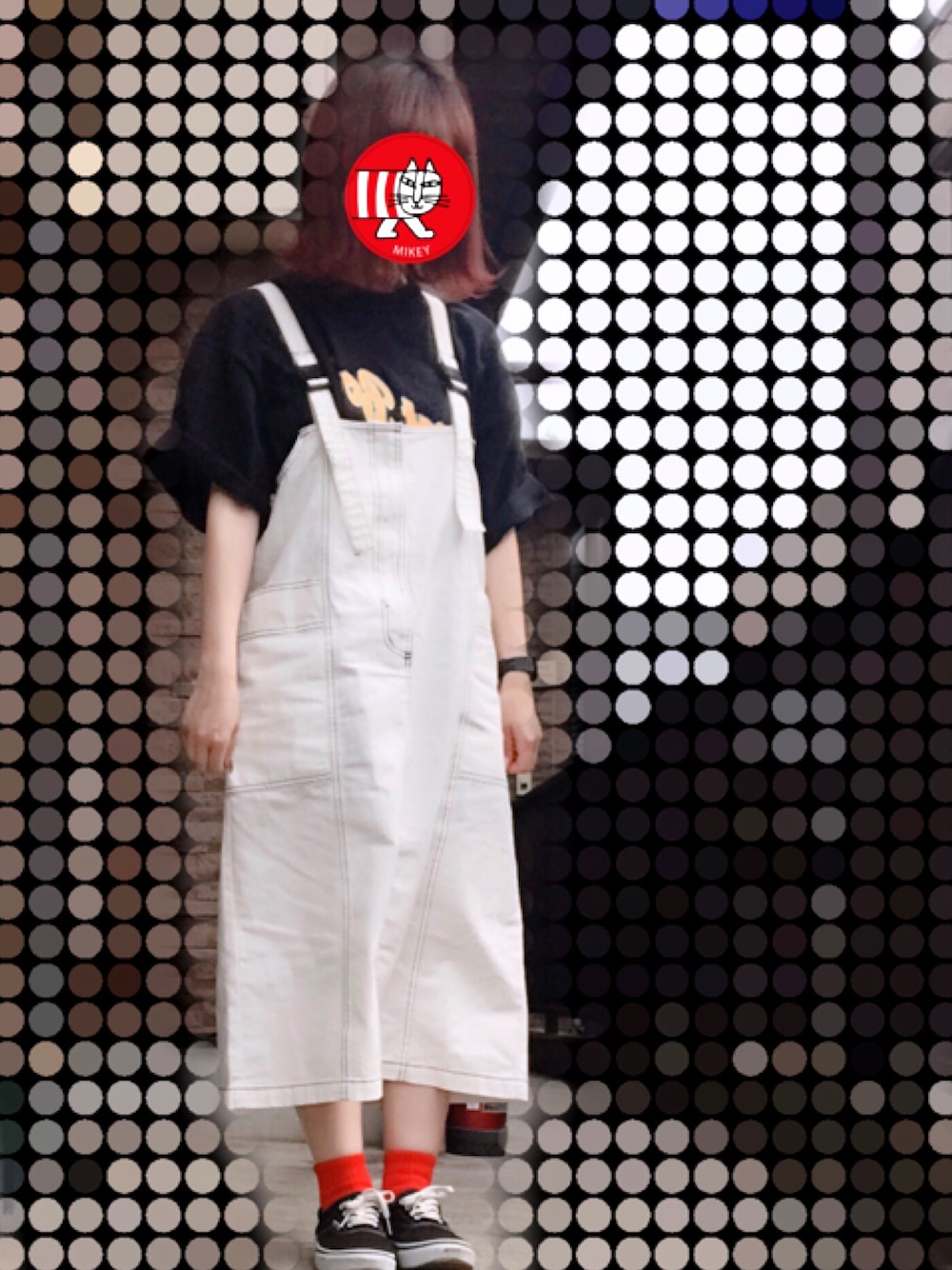 「ジャンスカ、wcloset、古着、ゆるコーデ、赤ソックス、チープカシオ、モノトーン、低身長、差し色、VANS」｜「usedのアイテム（Tシャツ/カットソー、ブラック系）」を使った、おうめさん（レディース・150cm）の春コーディネートの1枚目の写真