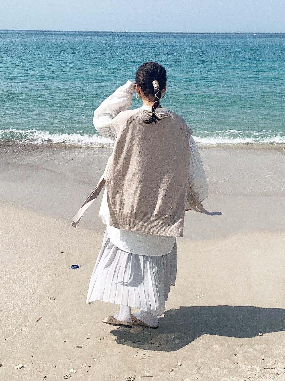 「今日のコーデ、おしゃれさんと繋がりたい、低身長コーデ、ホワイトコーデ、GU、ベージュ、休日スタイル、海コーデ、海、シンプル」｜「LOWRYS FARMのサイドスリットベスト　869121（ベスト、ベージュ系）」を使った、kononさん（レディース・153cm）の春コーディネートの1枚目の写真