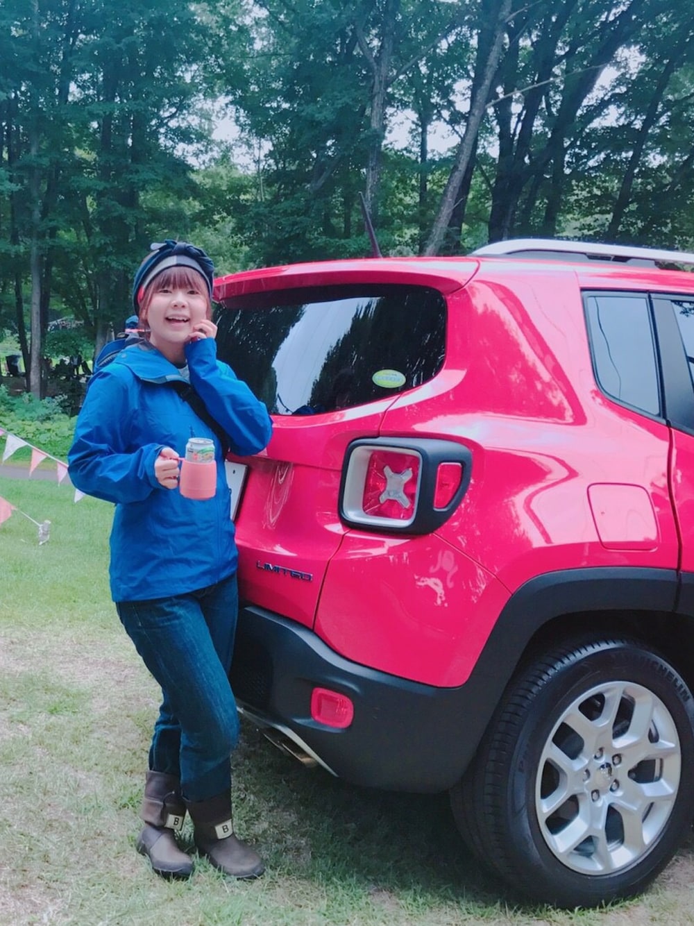 ブルー系のマウンテンパーカー、ブルー系のデニムパンツ、ブラウン系のレインシューズを着用したレディースの冬コーディネートの1枚目の写真