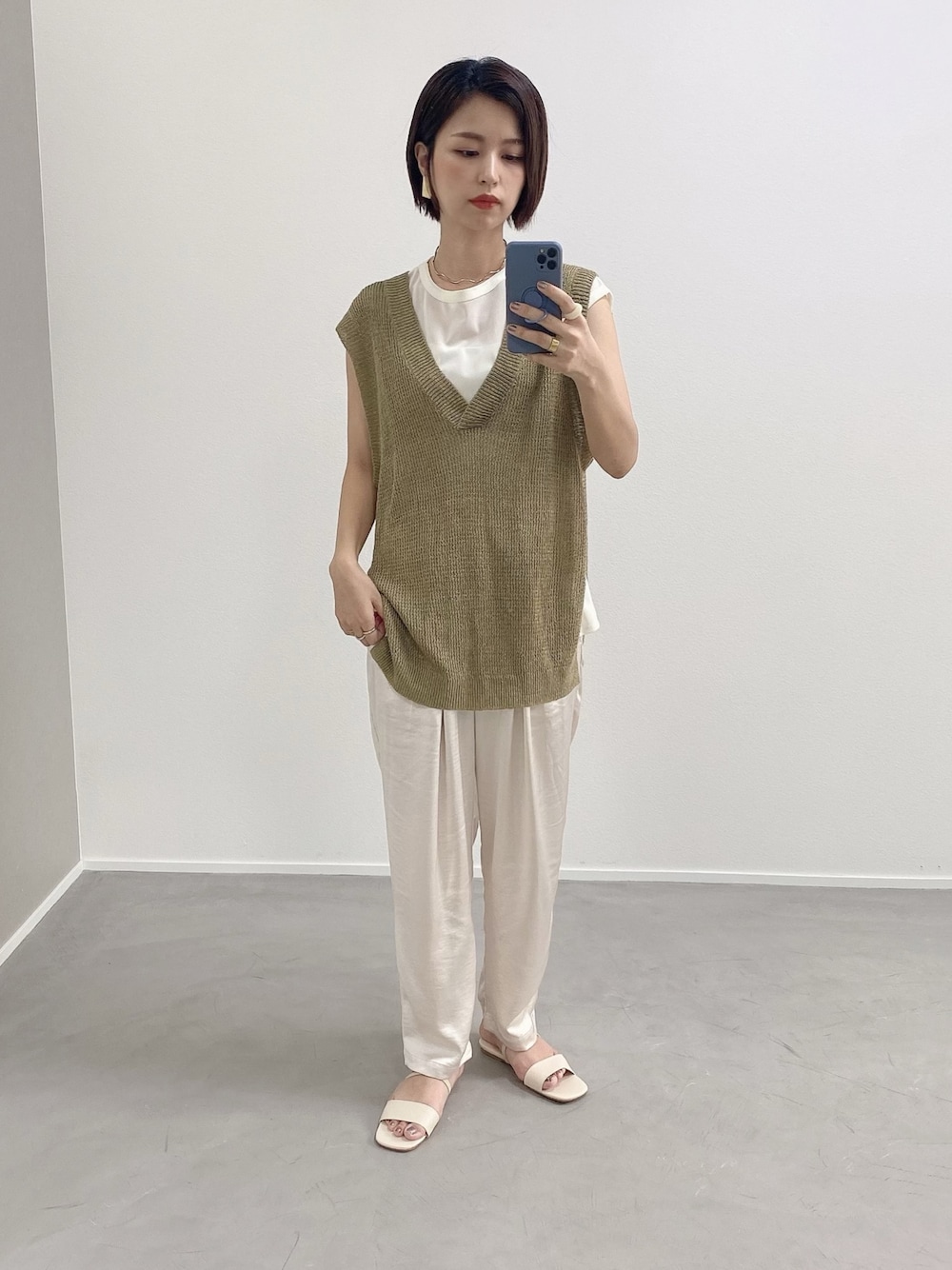 「夏コーデ、サテン、パンツスタイル、大人コーデ、ラフ、ベスト」｜「CFT.のアイテム（ベスト、グリーン系）」を使った、yosさん（レディース・163cm）の夏コーディネートの1枚目の写真