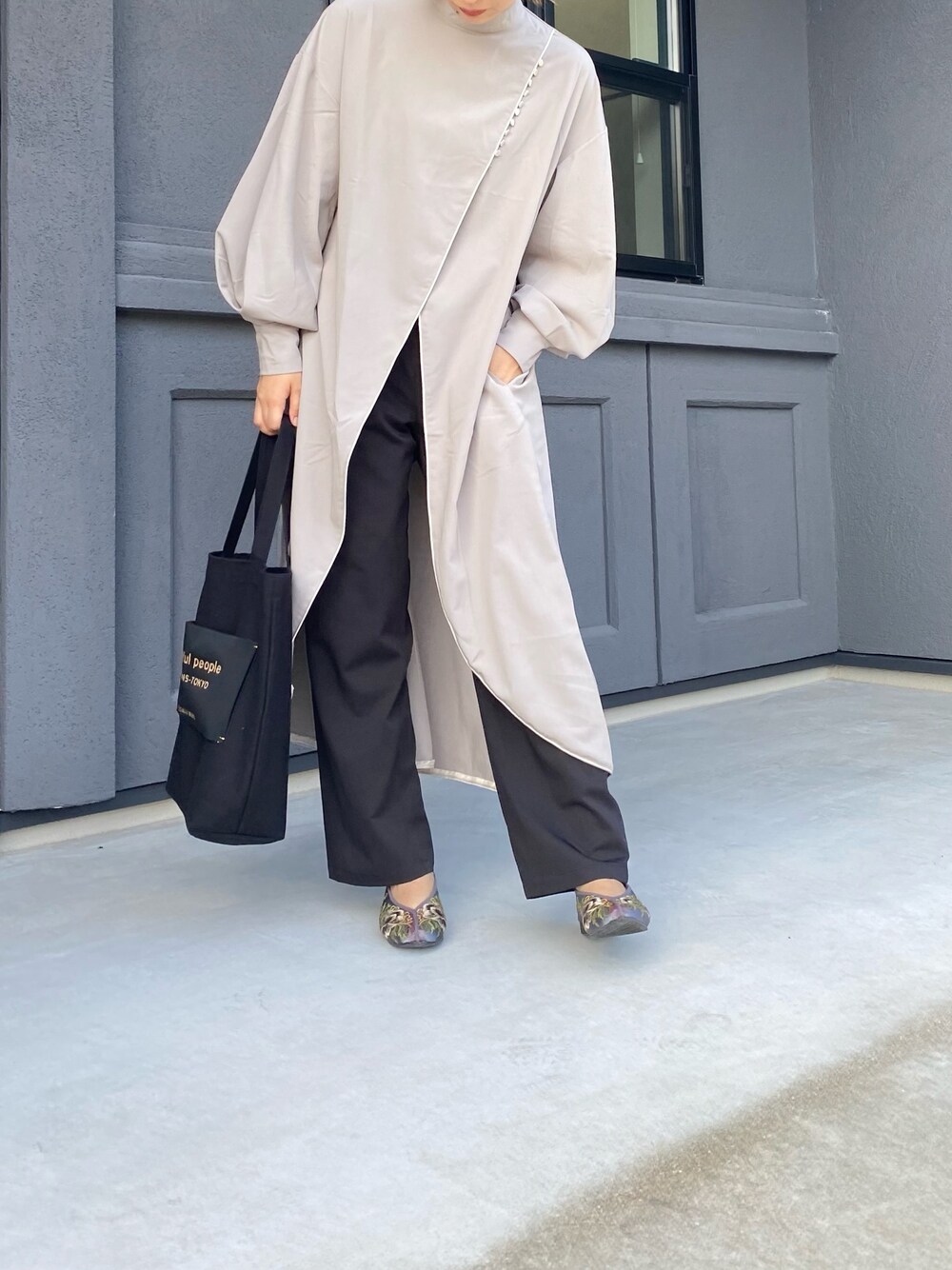 「チャイナ、ロングシャツ、パイピング、シンプル、ラフ、オケージョン、パンツスタイル」｜「CFT.のアイテム（トップス、グレー系）」を使った、yosさん（レディース・163cm）の秋コーディネートの1枚目の写真
