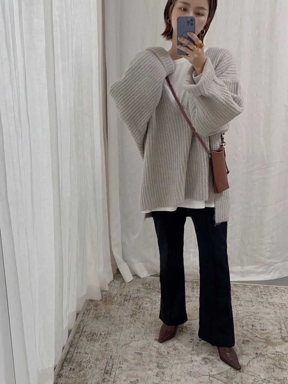 「ニット、オーバーサイズ、オーバーサイズニット、フレアパンツ、パンツスタイル、レイヤードスタイル、白ロンT、ラフ、ショートブーツ」｜「CFT.のアイテム（ニット/セーター、ベージュ系）」を使った、yosさん（レディース・163cm）の秋コーディネートの1枚目の写真