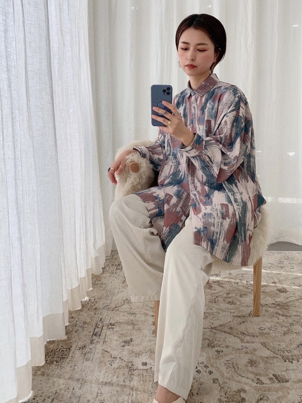 「シャツスタイル、シャツ、柄シャツ、パンツスタイル、パンツ、サテン、サテンパンツ」｜「CFT.のアイテム（シャツ/ブラウス、ピンク系）」を使った、yosさん（レディース・163cm）の冬コーディネートの1枚目の写真