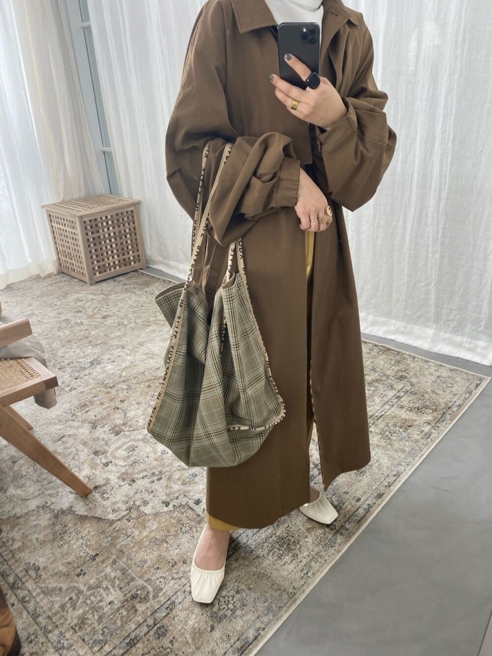「春、コート、春コート、春アウター、カラーパンツ、パンツスタイル、春服、トレンチコート、ボリューム袖」｜「CFT.のアイテム（ジャケット/アウター、ブラウン系）」を使った、yosさん（レディース・163cm）の春コーディネートの1枚目の写真