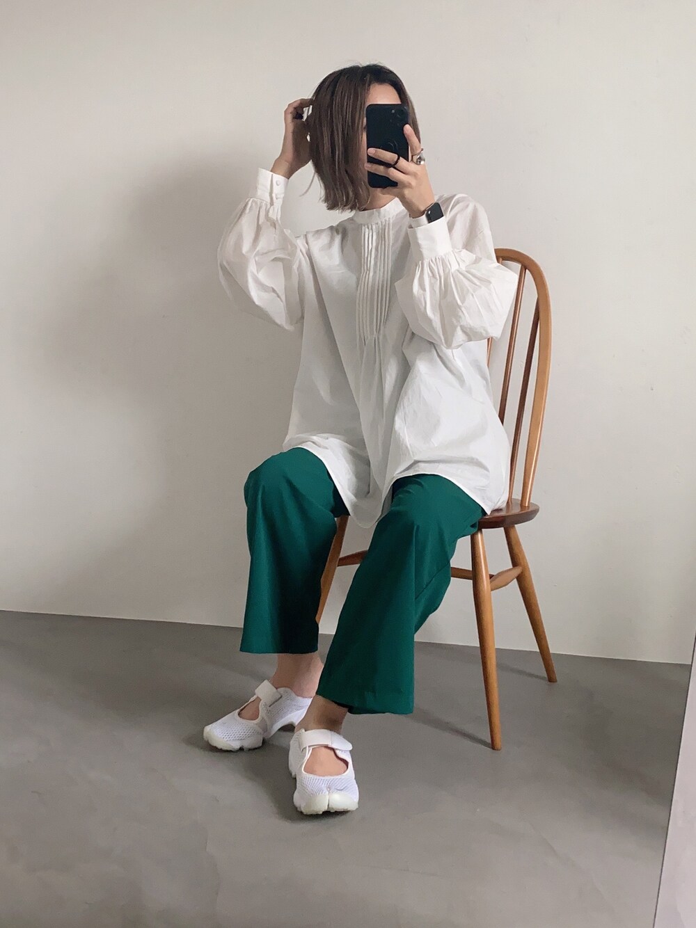 「カラーパンツ、パンツスタイル、シャツスタイル、シャツコーデ、エアリフト」｜「CFT.のアイテム（パンツ、グリーン系）」を使った、yosさん（レディース・163cm）の夏コーディネートの1枚目の写真