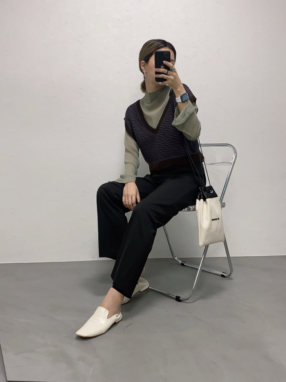 「シアー、ニットベスト、黒パンツ、パンツスタイル、レイヤードスタイル」｜「CFT.のアイテム（ベスト、ブラウン系）」を使った、yosさん（レディース・163cm）の夏コーディネートの1枚目の写真