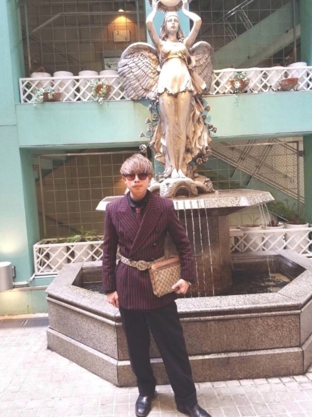 「ジャケット、GUCCI、大学生コーデ、個性派、古着、休日スタイル、サングラス、ジャケットスタイル、着たいものを着る」｜「古着のアイテム（ジャケット/アウター、レッド系）」を使った、SOMAさん（メンズ・165cm）の夏コーディネートの1枚目の写真