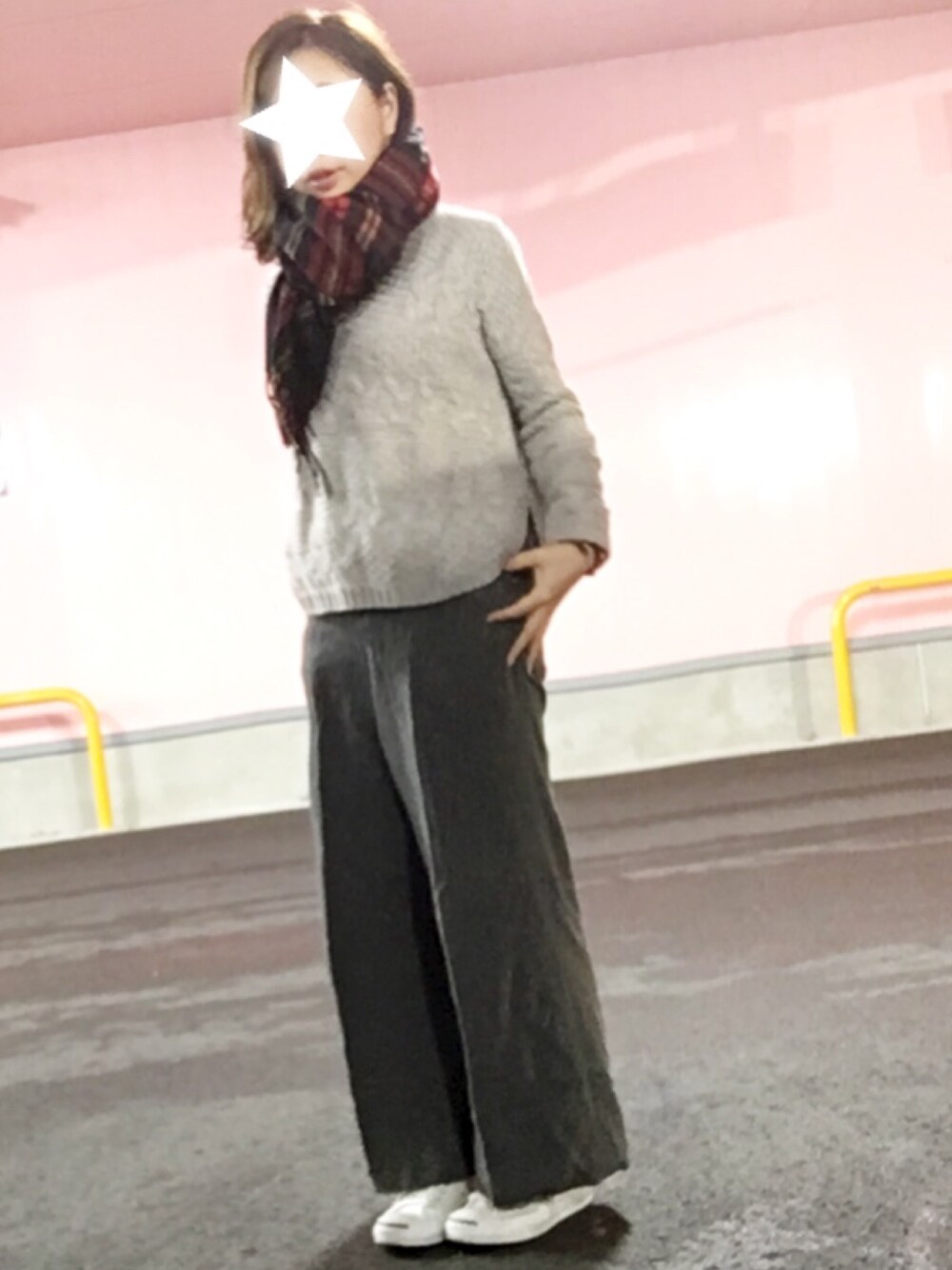 グレー系のパンツ、ホワイト系のスニーカー、ブラック系のマフラーを着用したレディースの冬コーディネートの1枚目の写真