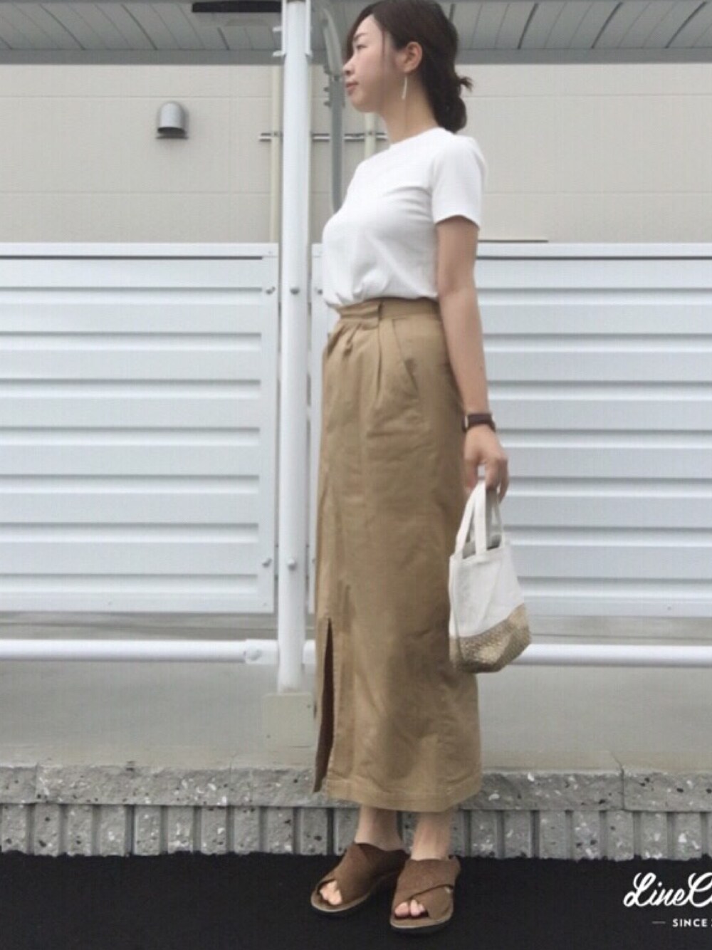 「楽チンコーデ、休日コーデ、プチプラコーデ、カジュアル、白Tシャツ、無地党、Doシンプル部、シンプル、チノスカート」｜「UNIQLOのスーピマコットンリブクルーネックT（半袖）（Tシャツ/カットソー、ホワイト系）」を使った、chim.さん（レディース・155cm）の夏コーディネートの1枚目の写真