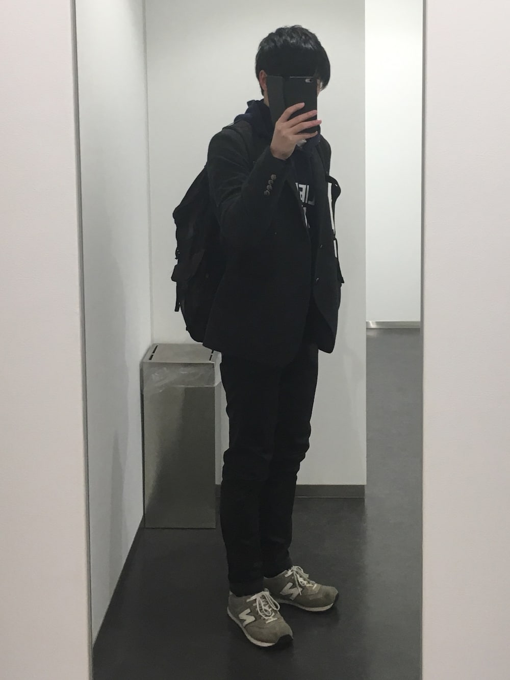 グレー系のテーラードジャケット、ブルー系のパーカー、ブラック系のその他パンツを着用したメンズの冬コーディネートの1枚目の写真