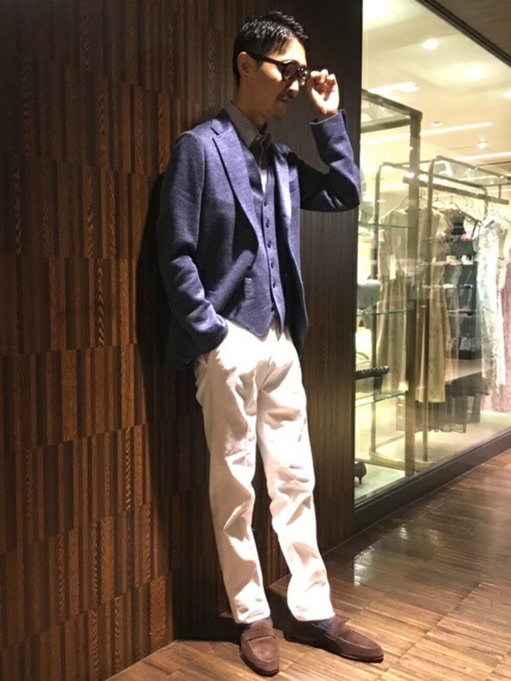 「ベスト、シップス、SHIPS、チノパンツ、リネン、メランジ、コインローファー、ジャージージャケット」｜「SHIPSのSD: 『カラミ』ストライプ イタリアンボタンダウン ショートスリーブ（半袖） シャツ(ネイビー)（シャツ/ブラウス、ブルー系）」を使った、今田さん（メンズ・175cm）の春コーディネートの1枚目の写真