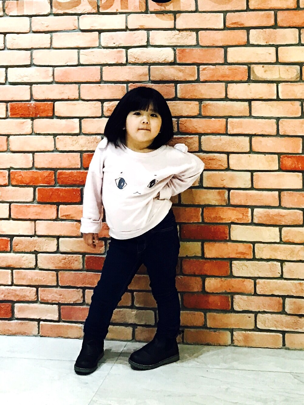 「LOVFEEのアイテム（トップス、ピンク系）」を使った、Camille Liaoさん（キッズ・100cm）の冬コーディネートの1枚目の写真