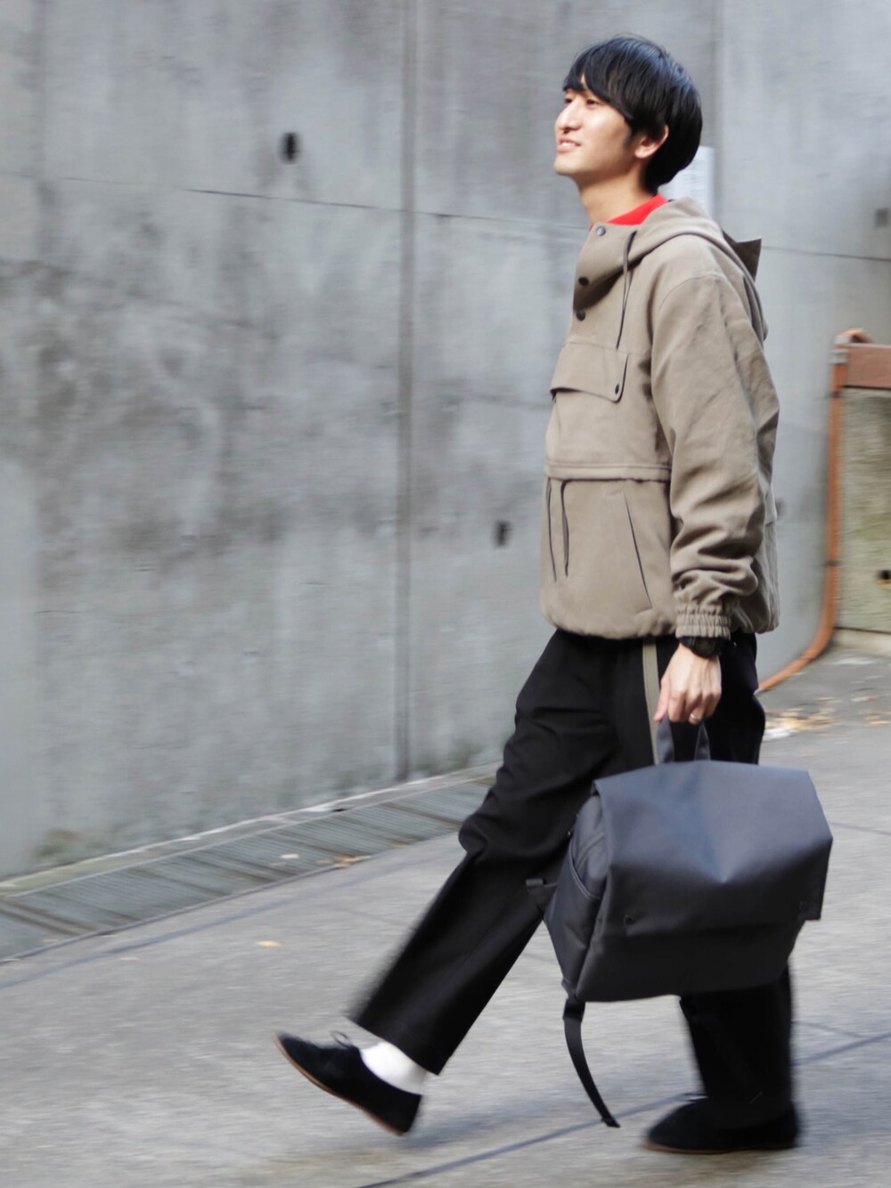 「冬、ニット、アノラックパーカー、Anello、アネロ、SOLOVIERE、ATELIER BETON」｜「anelloの【anello】CS フラップリュック（バックパック/リュック、グレー系）」を使った、tune-is-a-penさん（メンズ・175cm）の冬コーディネートの1枚目の写真