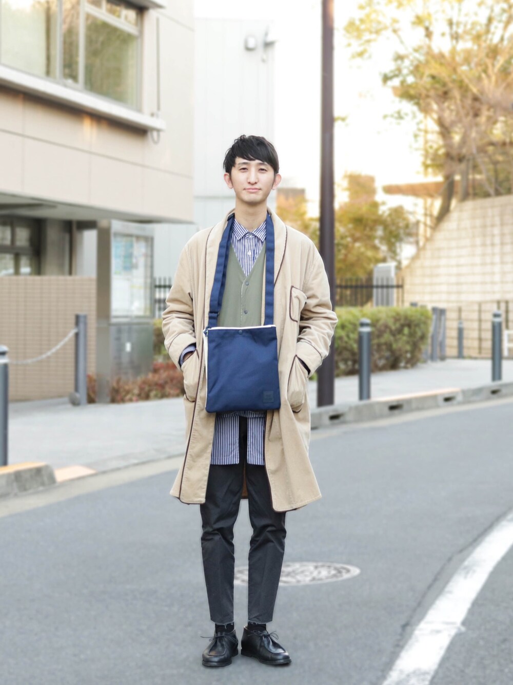 「大人カジュアル、シャツスタイル、レイヤードスタイル、革靴、Anello、アネロ」｜「anelloの【anello】N/C 2層　ショルダーバッグ（ショルダーバッグ、ブルー系）」を使った、tune-is-a-penさん（メンズ・175cm）の冬コーディネートの1枚目の写真