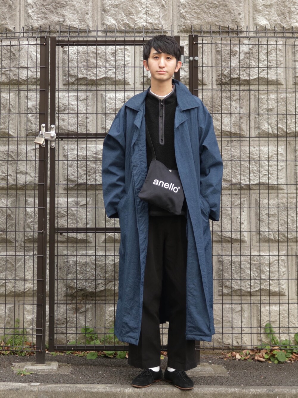 「オトナカジュアル、カジュアルコーデ、オーバーサイズ、ビックシルエット、革靴、ロングコート、Anello、アネロ」｜「anelloの【anello】コットンキャンバス ミニショルダーバッグ（ショルダーバッグ、ブラック系）」を使った、tune-is-a-penさん（メンズ・175cm）の冬コーディネートの1枚目の写真
