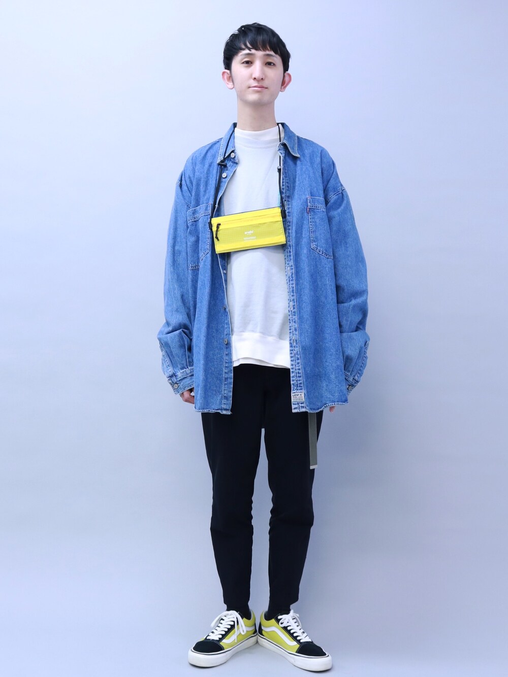 「春、今日のコーデ、スニーカー、streetstyle、スタッフセンバツ、Anello、アネロ」｜「anelloのANELLO / リップストップ杢調ポリエステルロングウォレットショルダーバッグ（ショルダーバッグ、ブルー系）」を使った、tune-is-a-penさん（メンズ・175cm）の春コーディネートの1枚目の写真