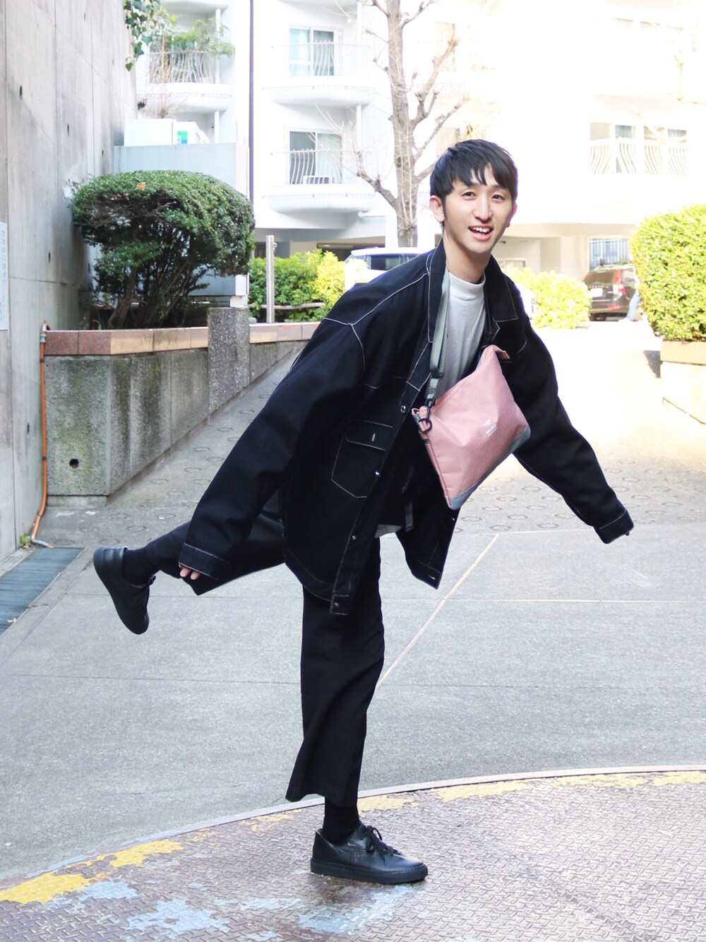 「パステル映える春、春アウター、モノトーン、シンプル、革靴、ビッグシルエット、Anello、アネロ」｜「anelloの杢調 サコッシュバッグ 【anello公式】（ショルダーバッグ、ピンク系）」を使った、tune-is-a-penさん（メンズ・175cm）の春コーディネートの1枚目の写真