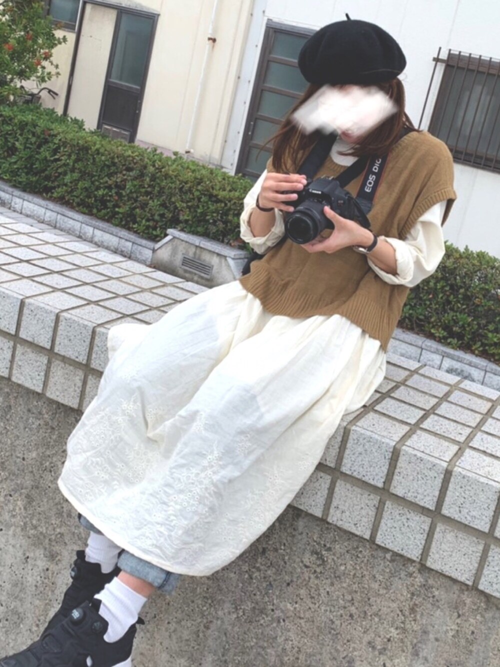 「カジュアルコーデ、重ね着、ニットベスト、デニム、秋のコーデ、スニーカー、ベレー帽、カメラ女子、白ワンピース」｜「usedのアイテム（ワンピース/ドレス、ホワイト系）」を使った、nicoさん（レディース・160cm）の秋コーディネートの1枚目の写真