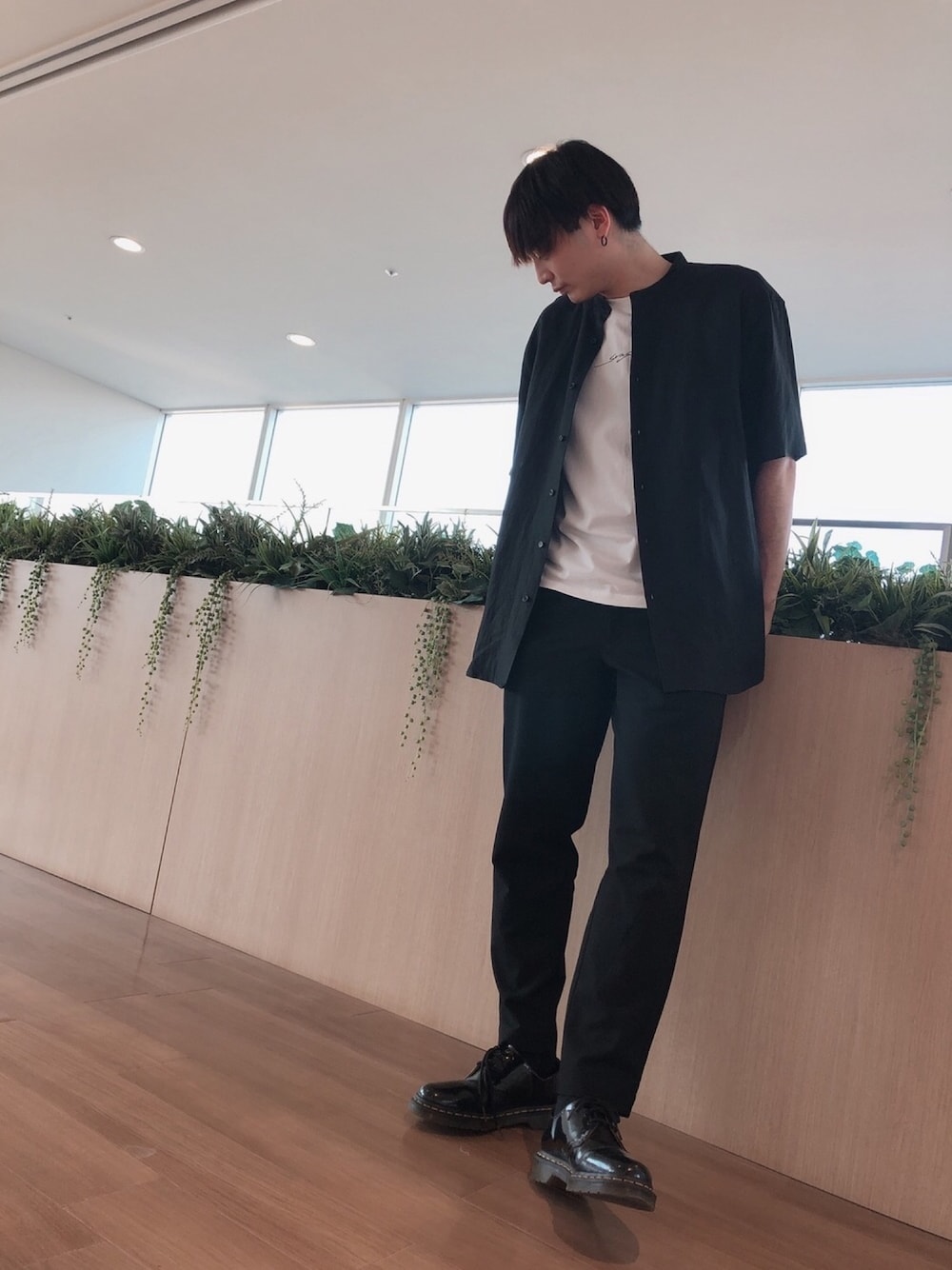 「シンプルコーデ、カジュアルコーデ、お洒落さんとつながりたい、いいね、save、フォローお願いします🤑、夏コーデ、Tシャツ、モノトーンコーデ、Dr.Martens、スラックス、相互フォロー歓迎」｜「SENSE OF PLACE by URBAN RESEARCHのリネンレーヨン バンドカラーシャツ B（シャツ/ブラウス、ブラック系）」を使った、たくさん（メンズ・178cm）の春コーディネートの1枚目の写真