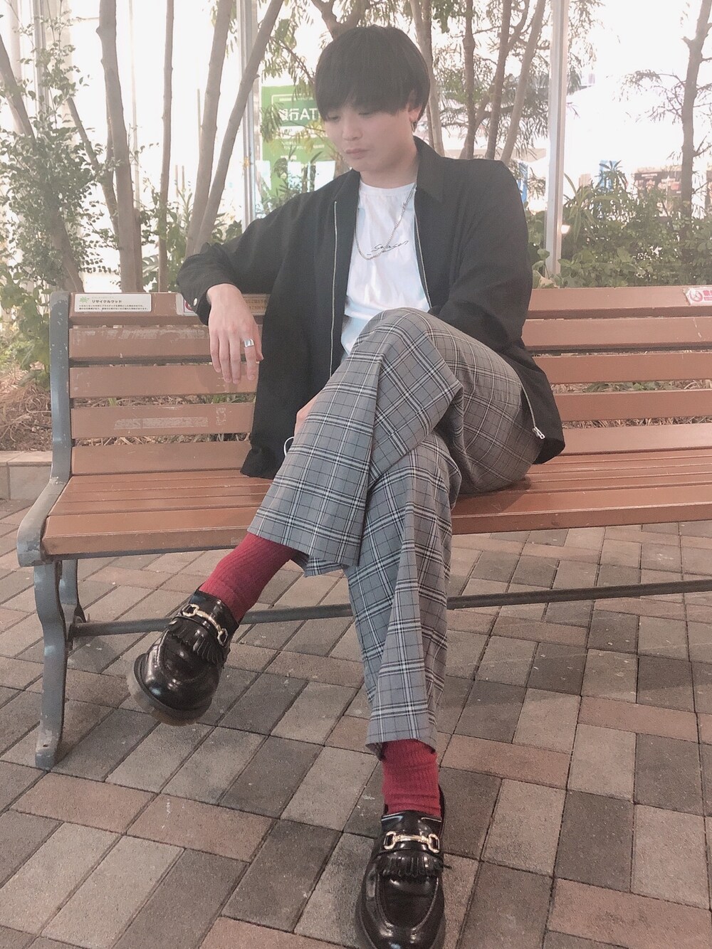 「春コーデ、お洒落さんとつながりたい、チェックパンツ、ラフ、フォローお願いします、いいね、save、フォローお願いします🤑、Dr.Martens、kiit、SENSE OF PLACE by URBAN RESEAR、niko and ...」｜「KIITの【KIIT】別注チェックイージーワイドパンツ（その他パンツ、グレー系）」を使った、たくさん（メンズ・178cm）の春コーディネートの1枚目の写真