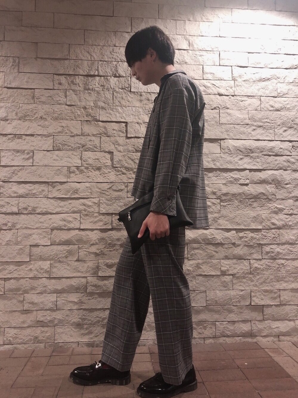 「休日スタイル、シャツ、ワイドパンツ、セットアップスタイル、ドクターマーチン、お洒落さんとつながりたい、春コーデ、いいね、save、フォローお願いします🤑、いいね返し、韓国ファッション」｜「daimaruのアイテム（クラッチバッグ、ブラック系）」を使った、たくさん（メンズ・178cm）の春コーディネートの1枚目の写真