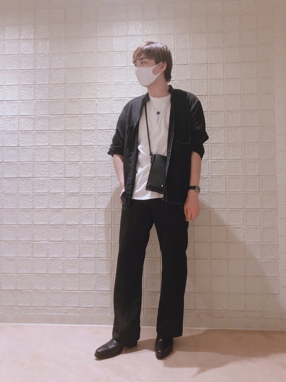 「これが私をアゲる服、シンプルコーデ、おしゃれさんと繋がりたい、モノトーン、オトナカジュアル、春コーデ、いいね、save、フォローお願いします🤑、いいね返し、ootd」｜「SENSE OF PLACE by URBAN RESEARCHのステッチアウトバンドカラーシャツ（シャツ/ブラウス、ブラック系）」を使った、たくさん（メンズ・180cm）の春コーディネートの1枚目の写真