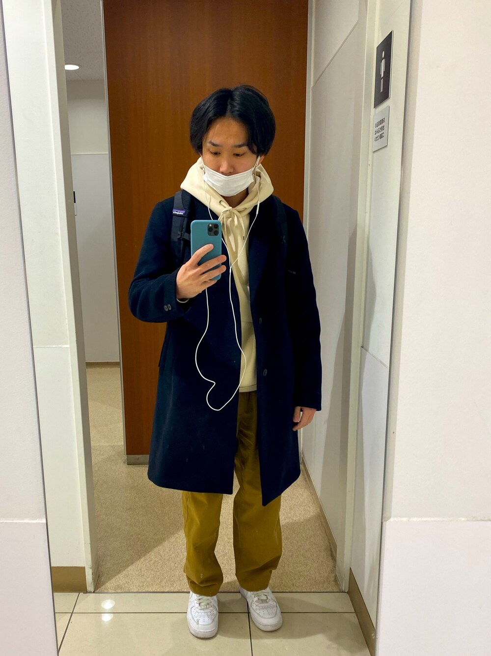 「winter、冬コーデ」｜「UNITED ARROWSのアイテム（トレンチコート、ブラック系）」を使った、itzshunさん（メンズ・165cm）の冬コーディネートの1枚目の写真