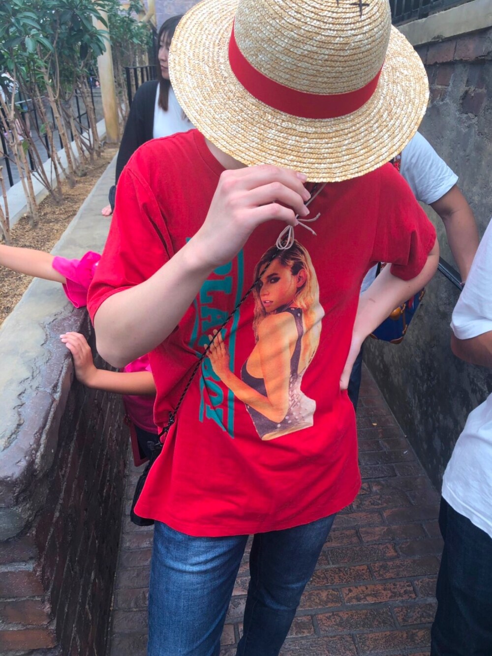 「HYSTERIC GLAMOURのMISS MONICA SIMS Tシャツ（Tシャツ/カットソー、レッド系）」を使った、Reoさん（メンズ・170cm）の夏コーディネートの1枚目の写真