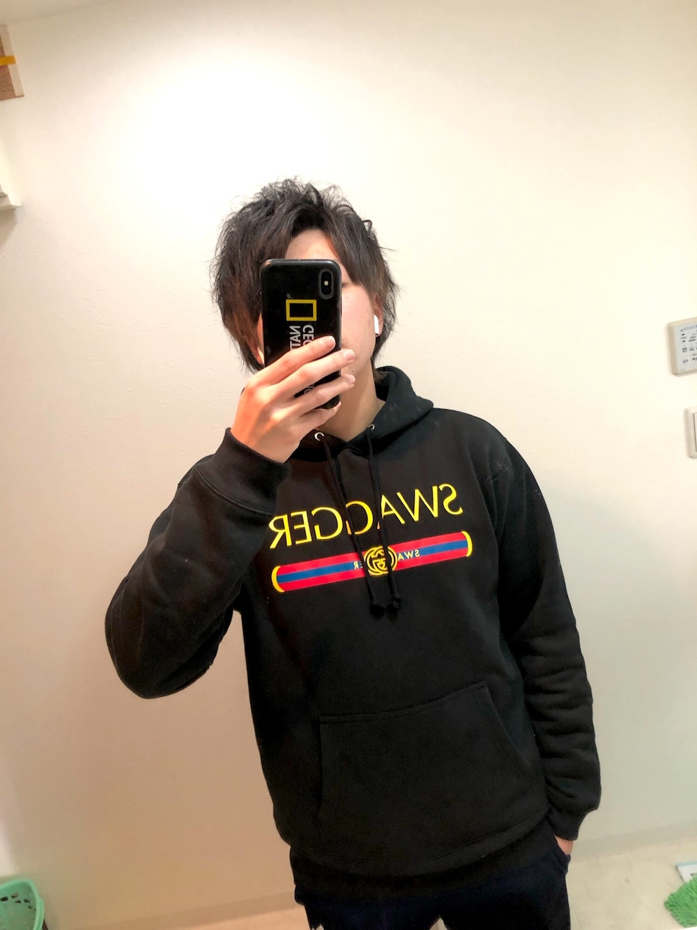 「SWAGGERの【SWAGGER】《WEB限定》カラーバーロゴプリントスウェットプルオーバーパーカー（パーカー、ブラック系）」を使った、Reoさん（メンズ・170cm）の夏コーディネートの1枚目の写真