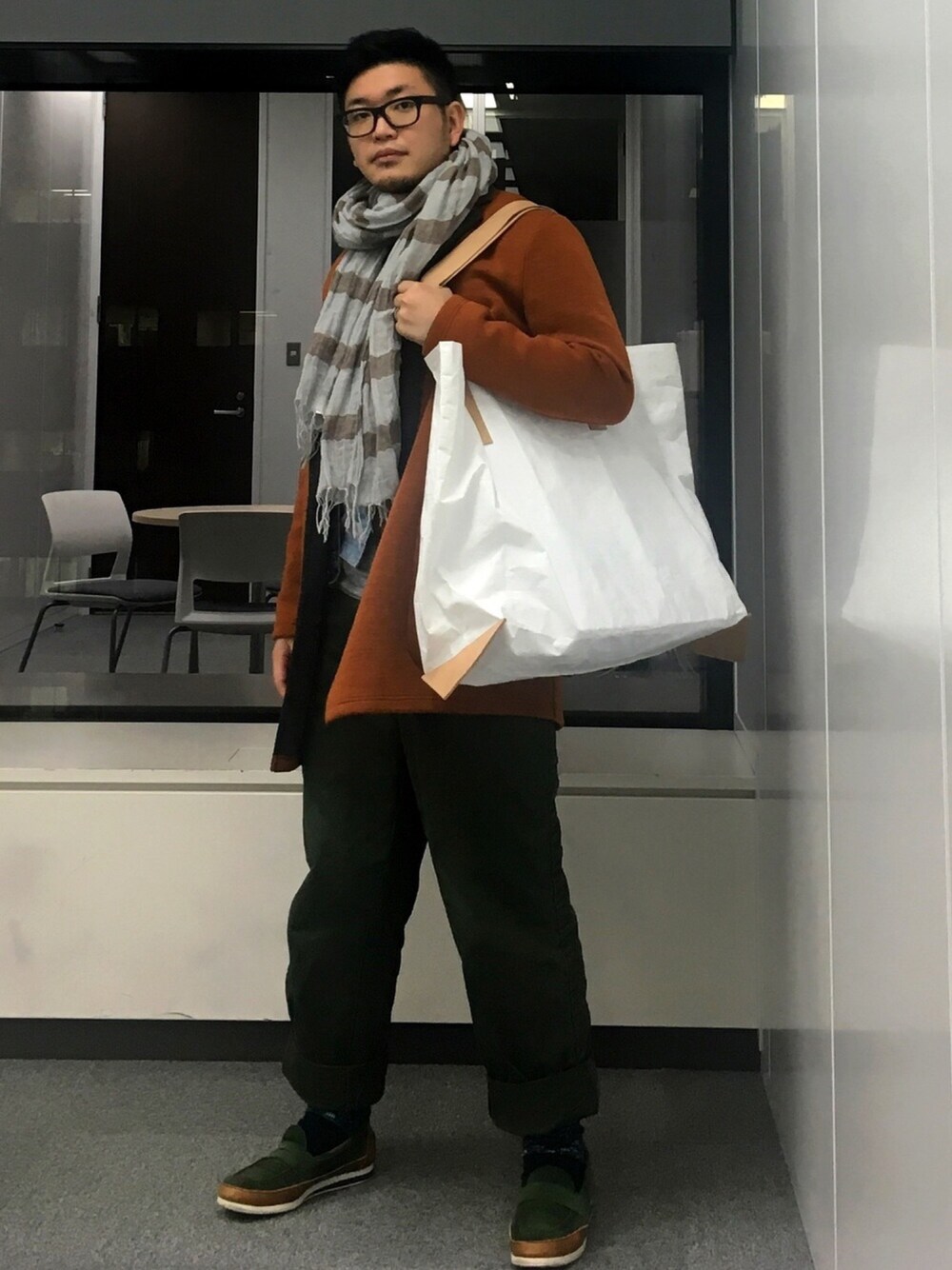 「春コーデ、大人カジュアル、ロールアップ、エンダースキーマ、kolor、オリバーゴールドスミス、ganryu、通勤コーデ、仕事着」｜「Oliver Goldsmithのアイテム（メガネ、ブラウン系）」を使った、Kobatakaさん（メンズ・175cm）の春コーディネートの1枚目の写真