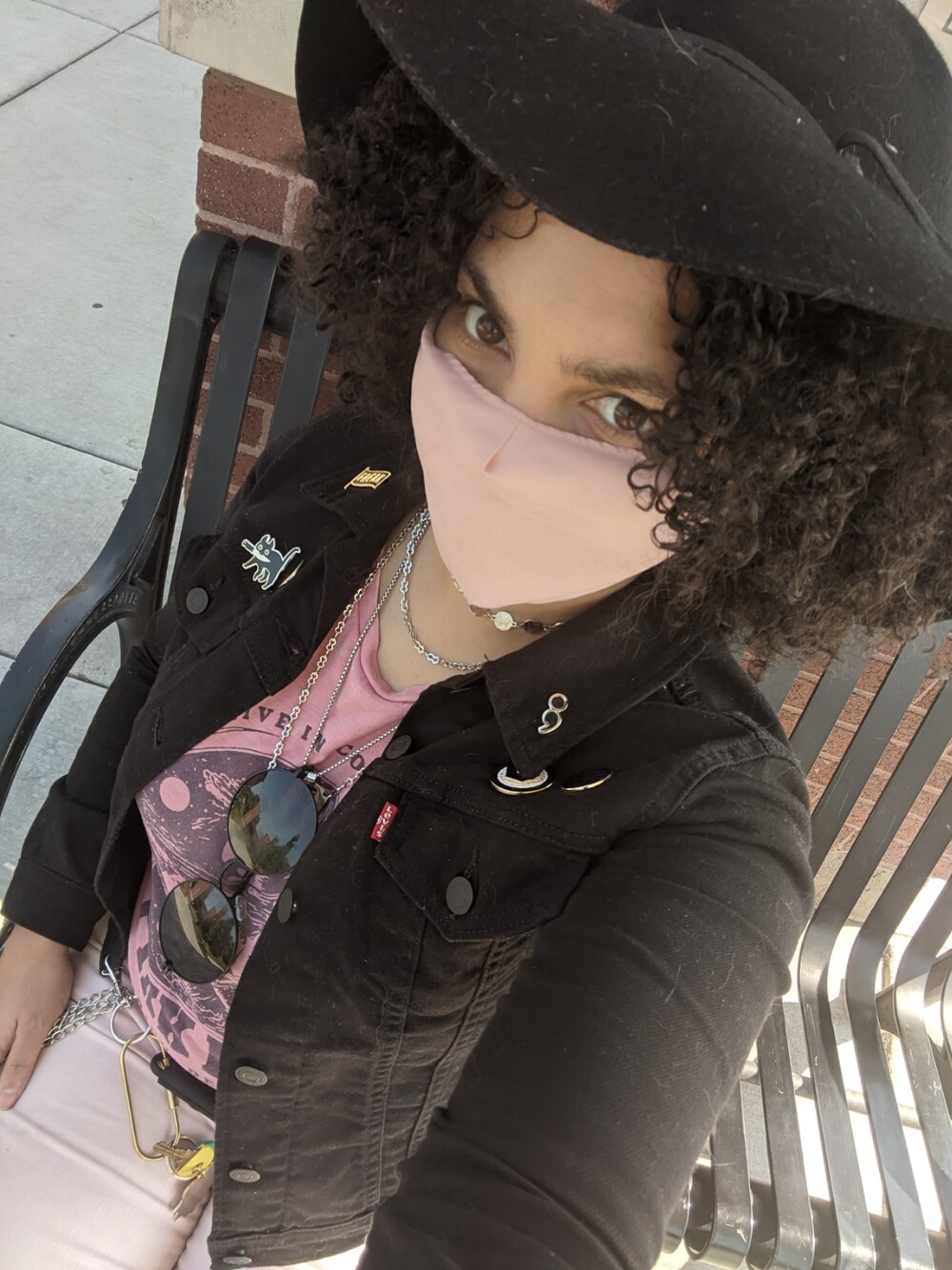 「denim jacket、pin jacket」｜「Levi'sのアイテム（デニムジャケット、ブラック系）」を使った、jandrixさん（レディース・162cm）の春コーディネートの1枚目の写真