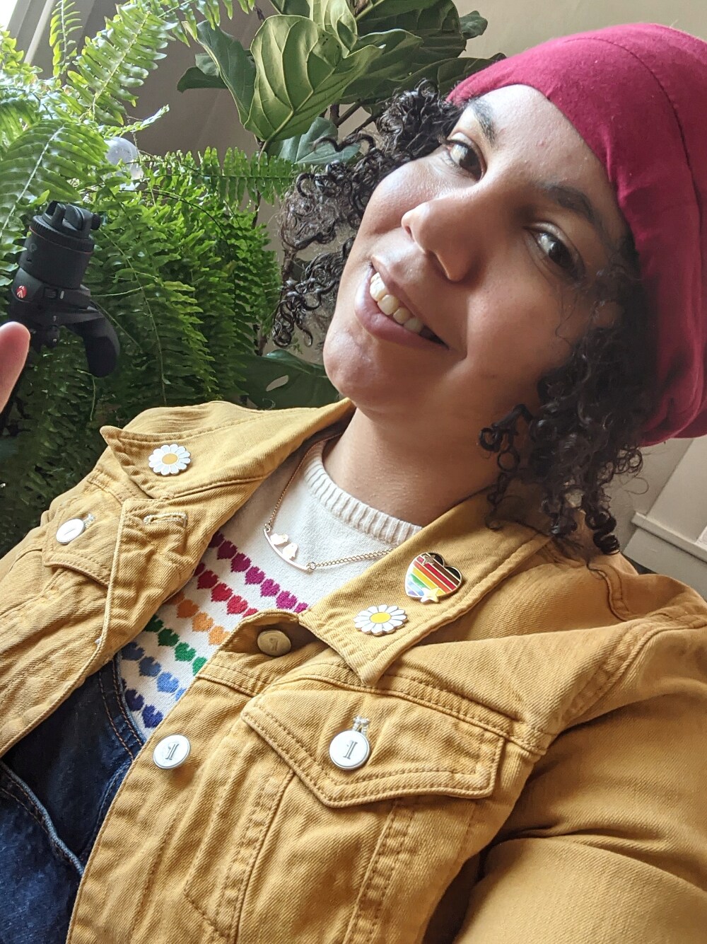 「crayola fashion、color blocking、LGBTQ、LOVE、summer、retro、70's」｜「FREE PEOPLEのアイテム（デニムジャケット、ゴールド系）」を使った、jandrixさん（レディース・162cm）の春コーディネートの1枚目の写真