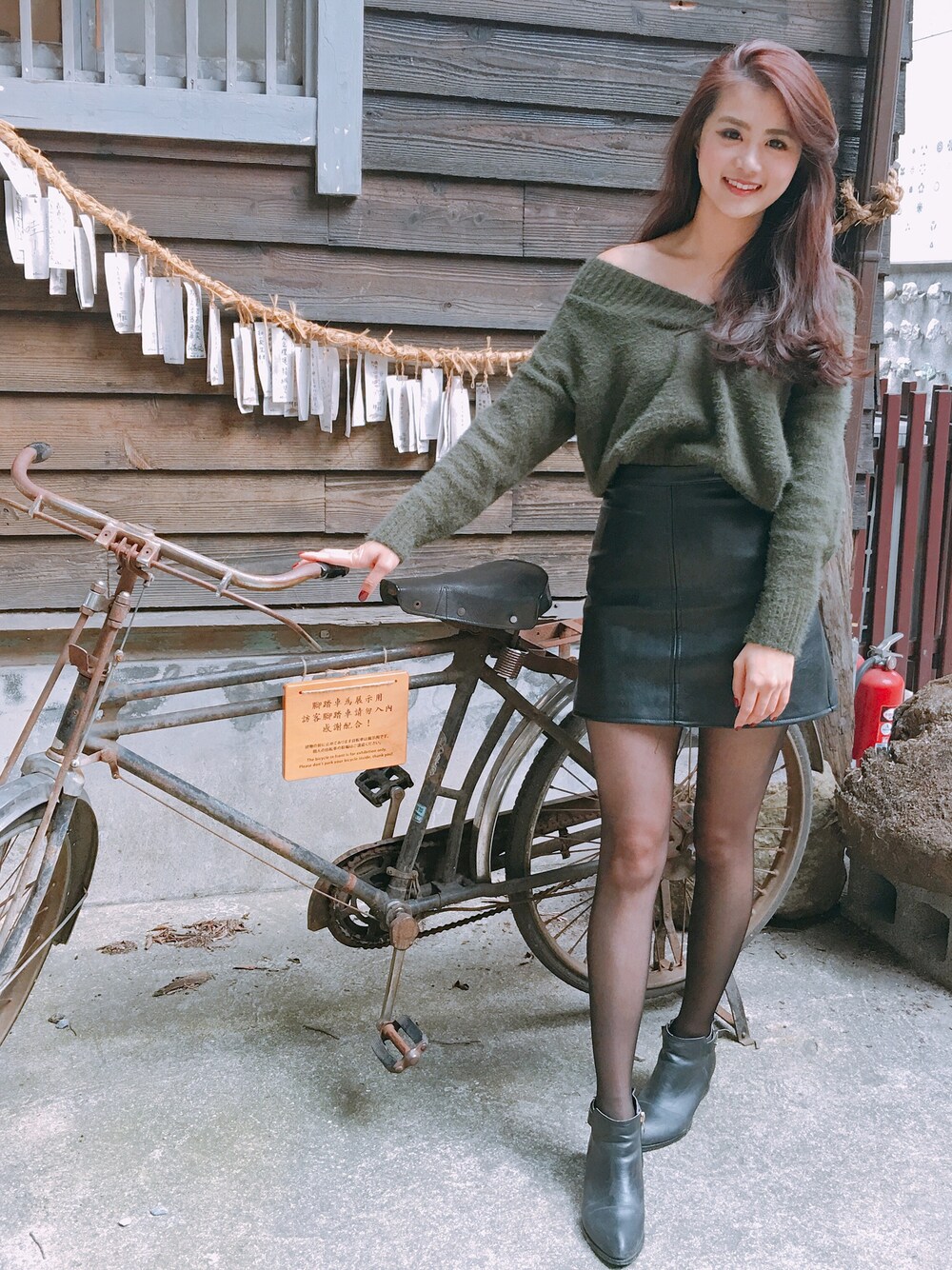 「ootd、Pufii、leather skirt、outfit、sweater、ankleboot、D+af」｜「pufiiのアイテム（トップス、グリーン系）」を使った、Chloe💋さん（レディース・167cm）の冬コーディネートの1枚目の写真