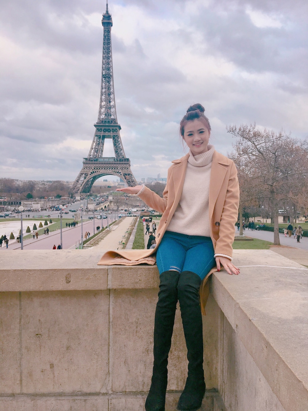 「PARIS、effieltower、winter、FOREVER21、PAZZO、denimpants、overkneeboots」｜「FOREVER 21のアイテム（トップス、ベージュ系）」を使った、Chloe💋さん（レディース・167cm）の春コーディネートの1枚目の写真