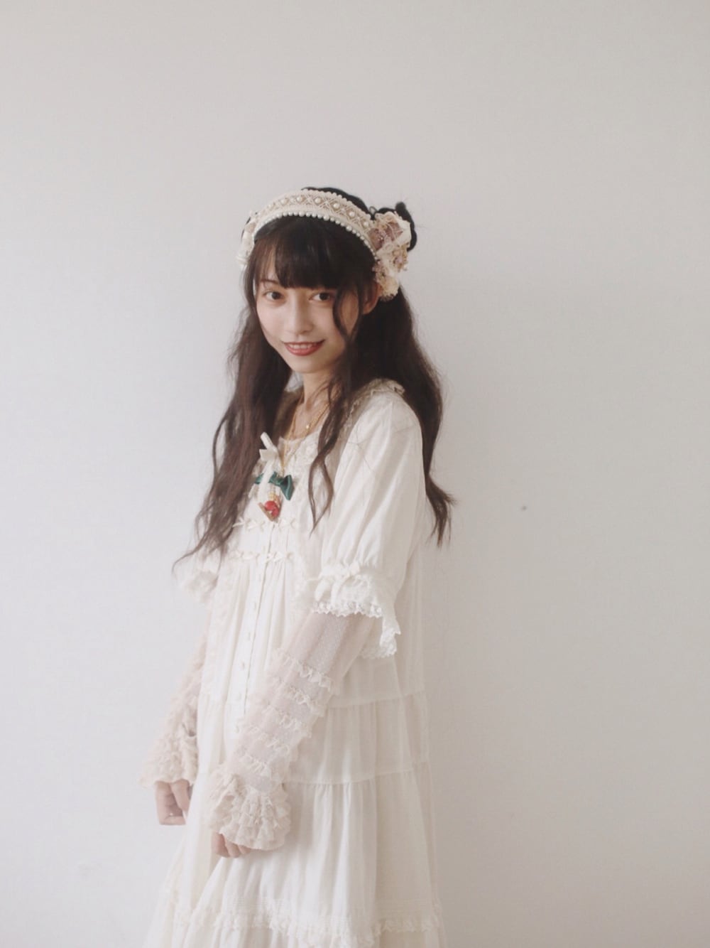 「PINK HOUSEのアイテム（その他トップス、ベージュ系）」を使った、莨十月さん（レディース・163cm）の春コーディネートの1枚目の写真