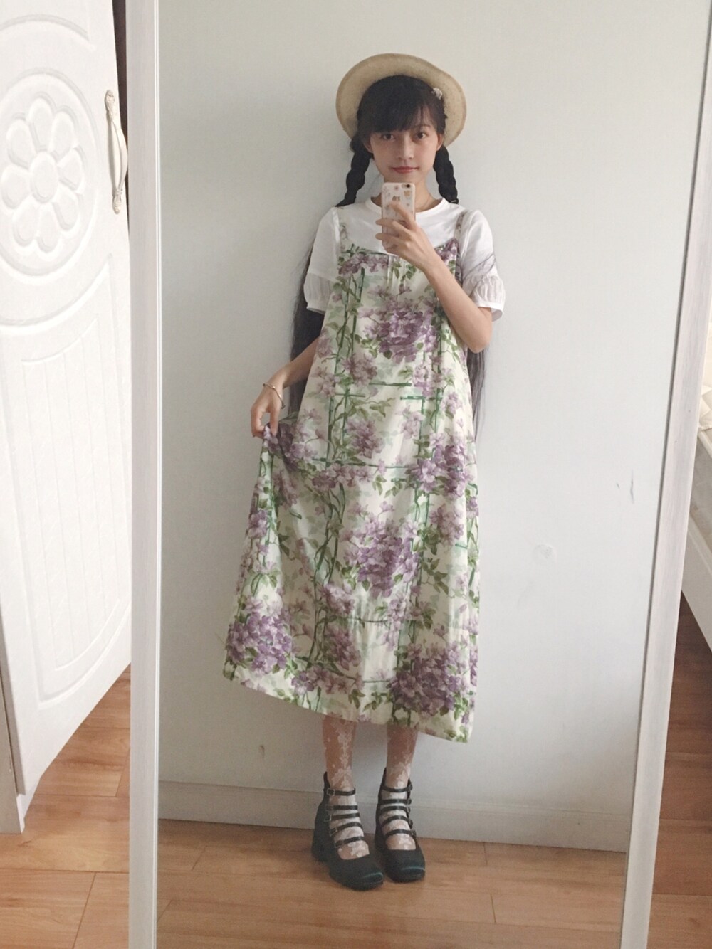 「Jane Marpleのアイテム（ジャンパースカート、ベージュ系）」を使った、莨十月さん（レディース・163cm）の春コーディネートの1枚目の写真