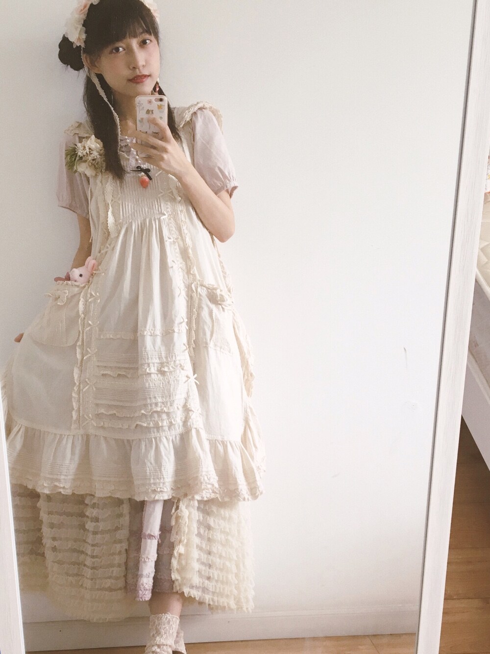 「PINK HOUSEのアイテム（ジャンパースカート、ベージュ系）」を使った、莨十月さん（レディース・163cm）の春コーディネートの1枚目の写真