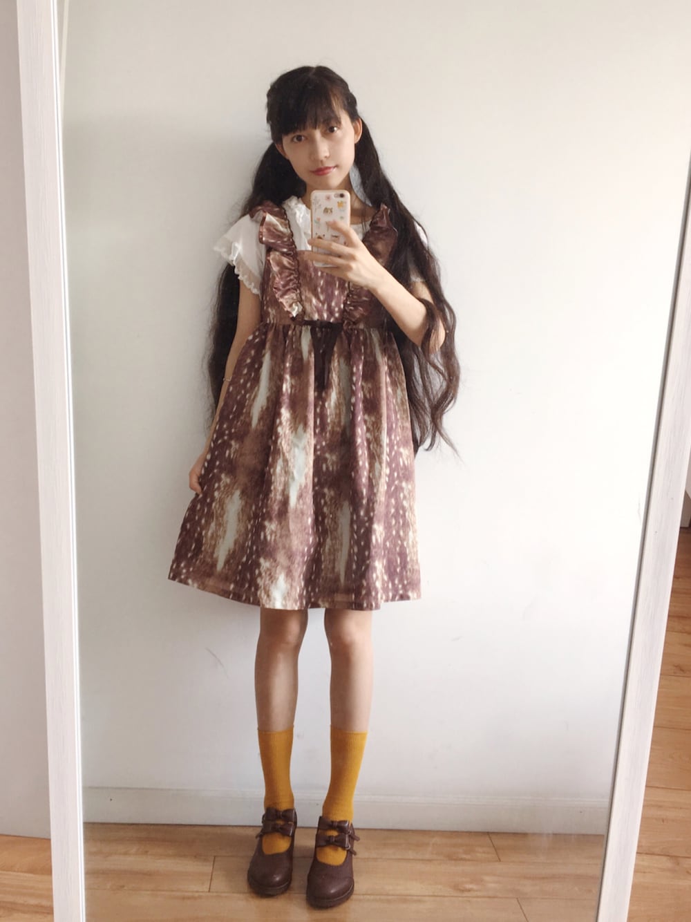 「Emily Temple cuteのアイテム（ワンピース、ブラウン系）」を使った、莨十月さん（レディース・163cm）の春コーディネートの1枚目の写真