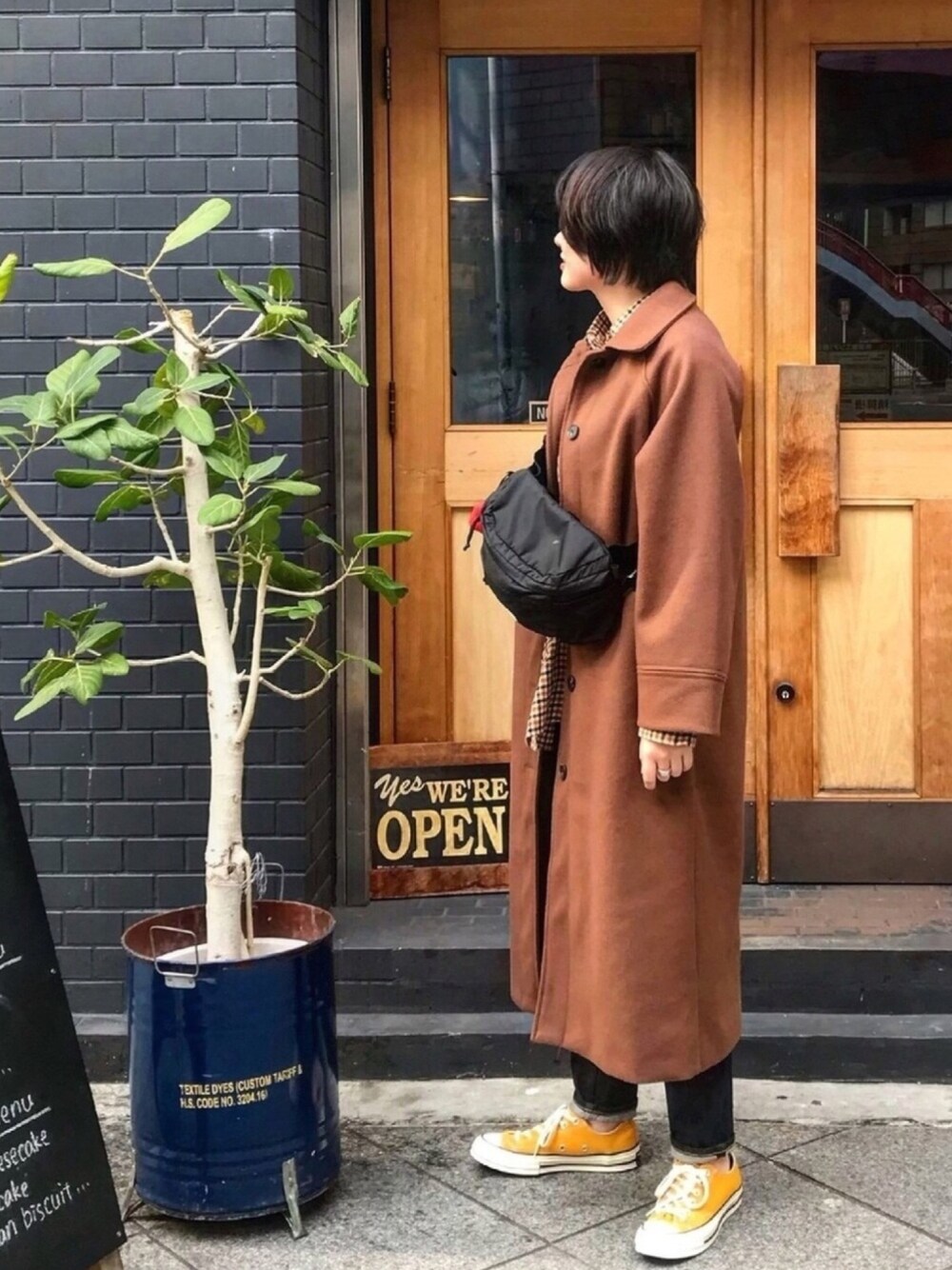 「シンプル、おしゃれさんと繋がりたい、CT70s、zozoデニム、ootd、ベージュ、いいね、save、フォローお願いします🤑、スニーカー、冬コーデ、ロングコート」｜「BEAUTY&YOUTH UNITED ARROWSのBY コットンネルチェックワイドシャツ（シャツ/ブラウス、ベージュ系）」を使った、reiさん（レディース・165cm）の冬コーディネートの1枚目の写真