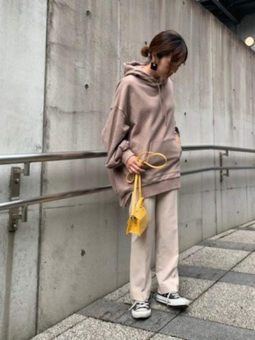 「コンバース、カジュアル、JEANASiS、ジーナシス、ホワイトパンツ、シンプルコーデ、ベージュコーデ、カジュアルコーデ、フーディー、秋コーデ」｜「JEANASISのストレッチスラックスパンツ/848421（その他パンツ、ベージュ系）」を使った、JEANASIS yukiさん（レディース・151cm）の秋コーディネートの1枚目の写真