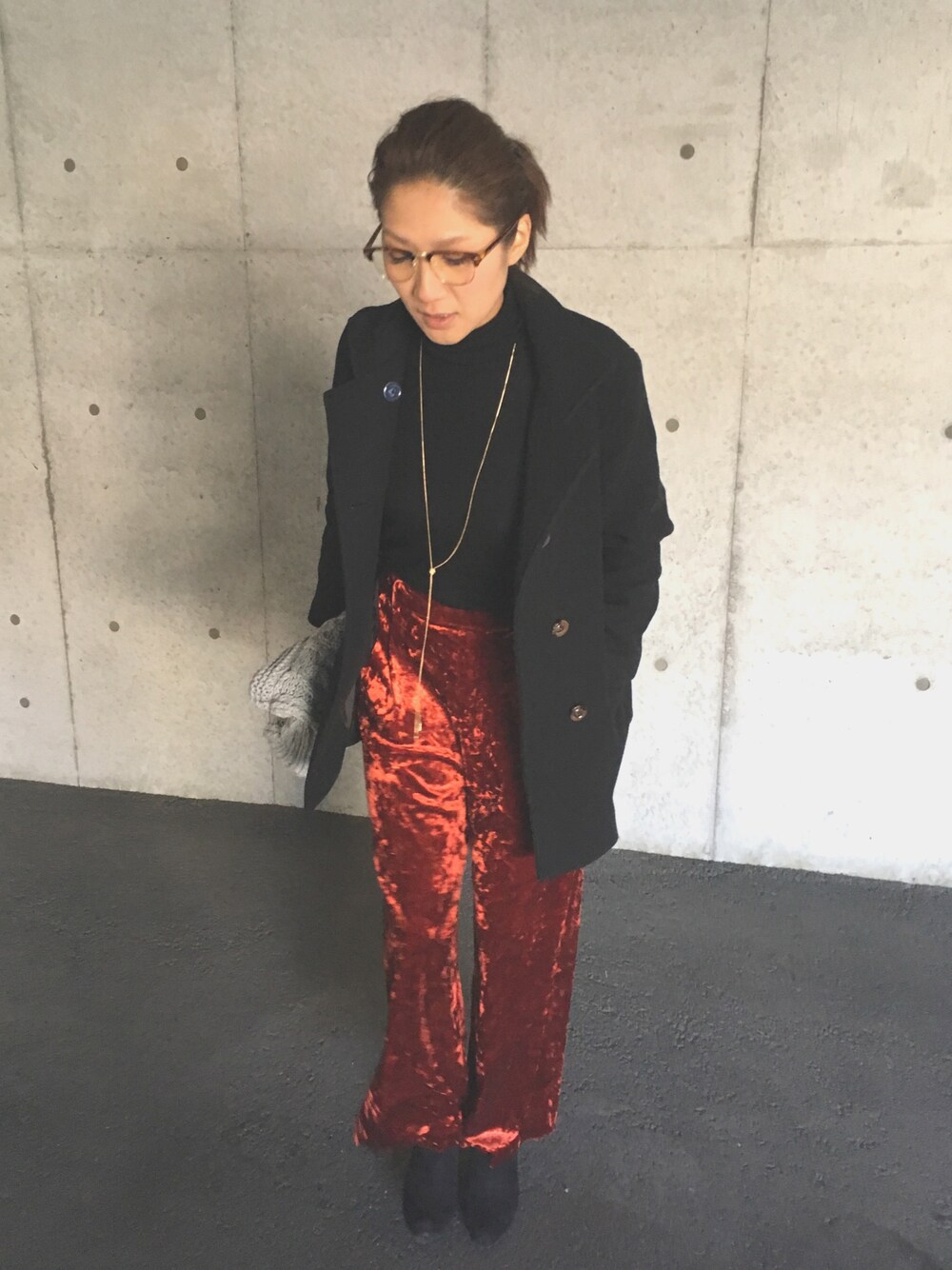 「プチプラコーデ、ブラック、お気に入り、ワンポイント、毛布じゃない」｜「ZARAのアイテム（その他パンツ、レッド系）」を使った、MB1105さん（レディース・170cm）の冬コーディネートの1枚目の写真