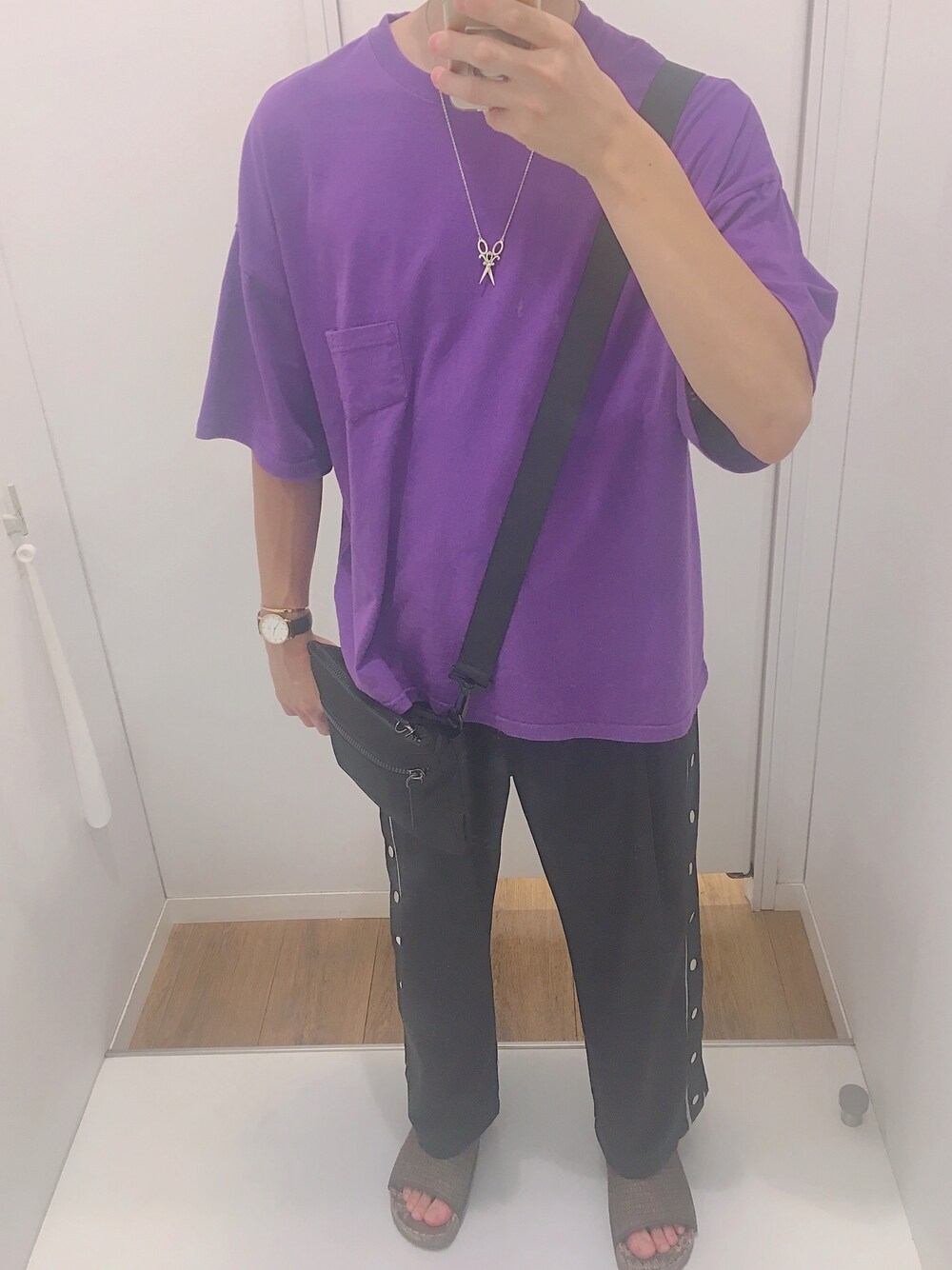 「お洒落さんとつながりたい、夏コーデ、Tシャツ、ゆるコーデ、ラインパンツ、カジュアルコーデ」｜「WHO'S WHO galleryのラインバスケパンツ（その他パンツ、ブラック系）」を使った、むんむんさん（メンズ・176cm）の夏コーディネートの1枚目の写真