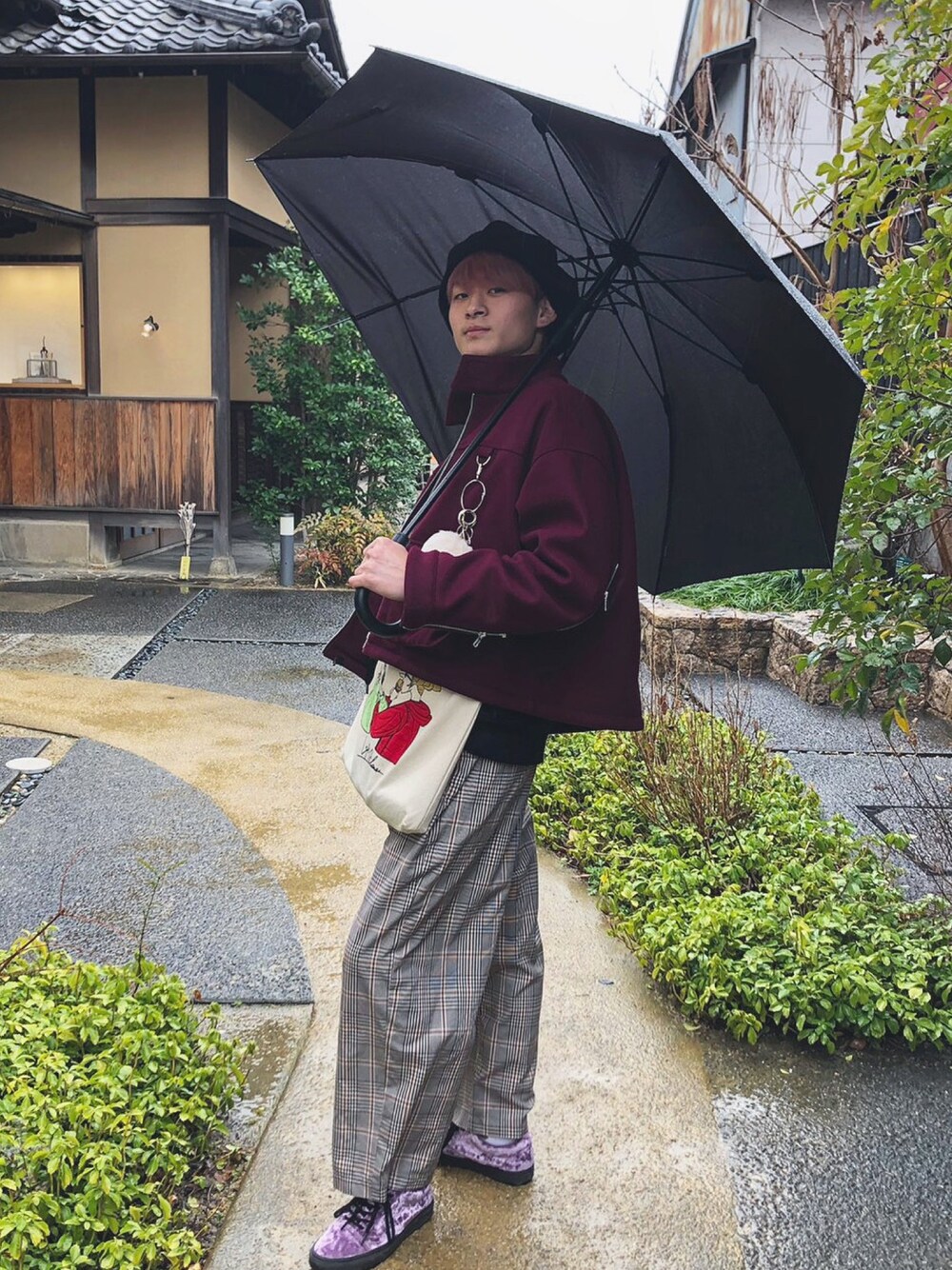 「VANSのアイテム（スニーカー、パープル系）」を使った、むんむんさん（メンズ・176cm）の春コーディネートの1枚目の写真