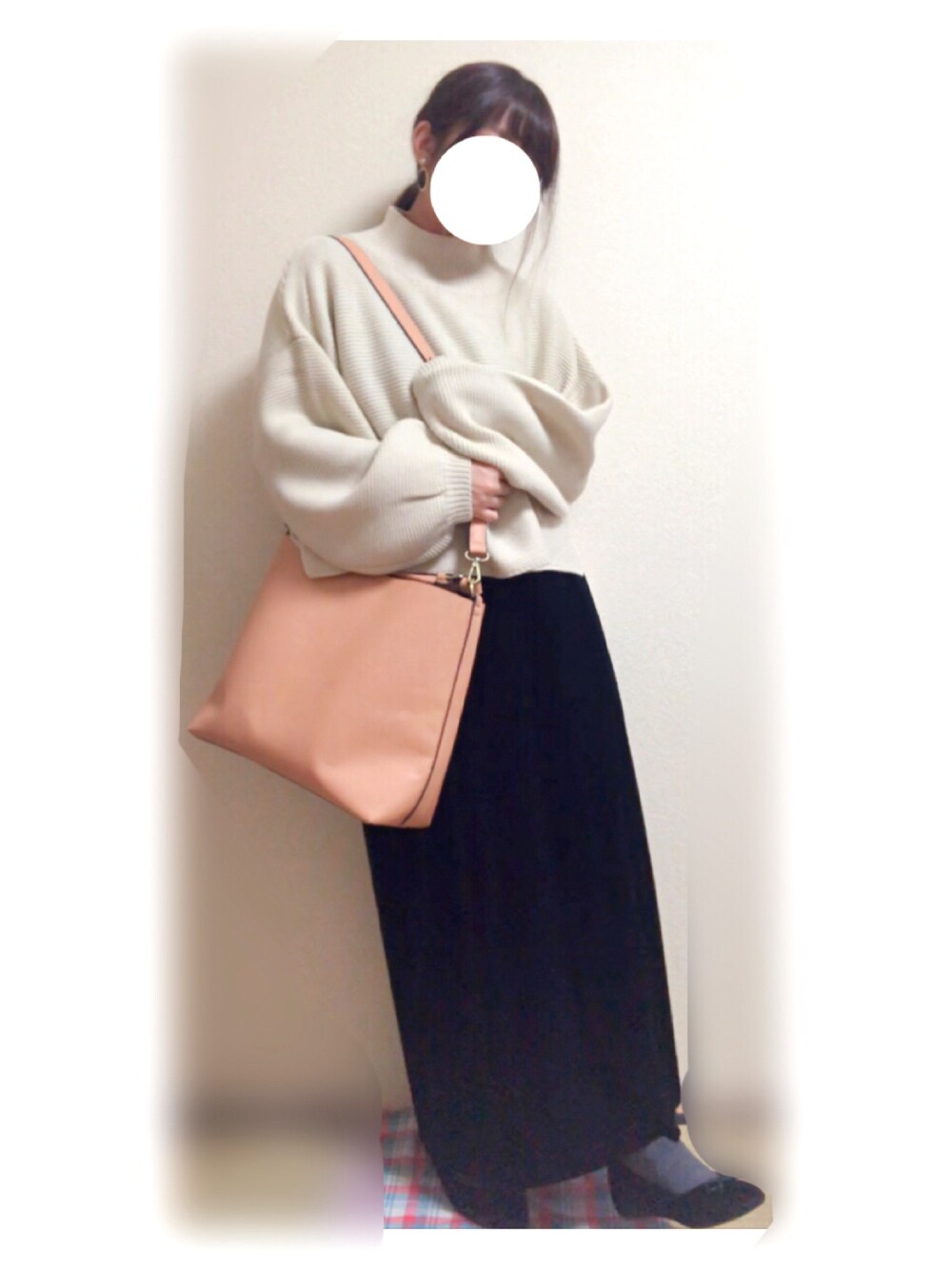 ホワイト系のニット/セーター、ピンク系のショルダーバッグ、ブラック系のパンプスを着用したレディースの秋コーディネートの1枚目の写真