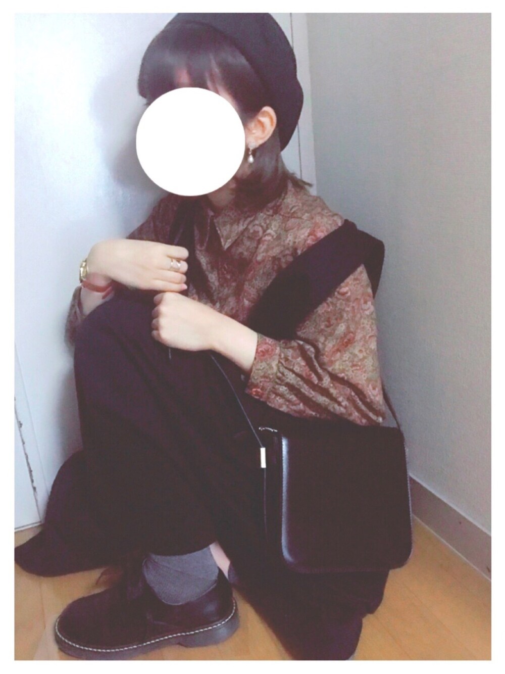 ブラック系のワンピース、ブラック系のショルダーバッグ、ブラック系のドレスシューズを着用したレディースの夏コーディネートの1枚目の写真