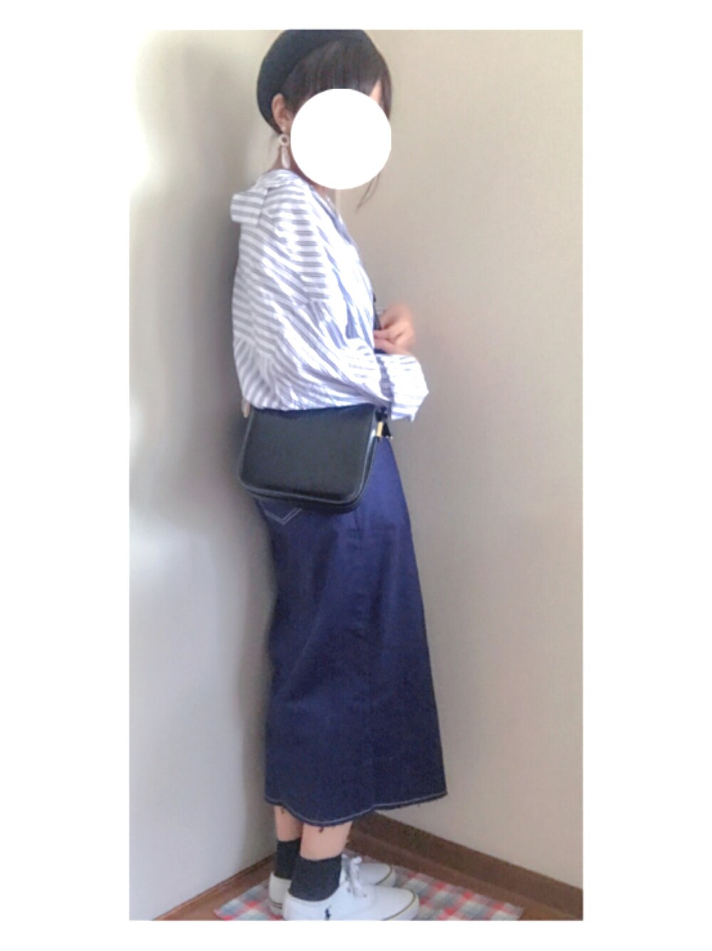 ホワイト系のシャツ/ブラウス、ブルー系のスカート、ブラック系のショルダーバッグを着用したレディースの秋コーディネートの1枚目の写真