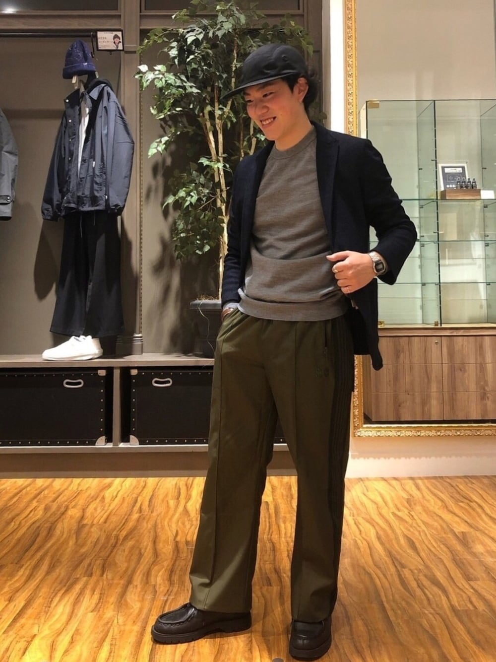 ブルー系のテーラードジャケット、グレー系のニット/セーターを着用したメンズの冬コーディネートの1枚目の写真