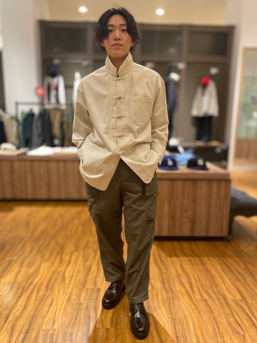 「シンプルコーデ、大人カジュアル、春カラー、ヴィンテージ、ミリタリー、ホワイトコーデ、チャイナシャツ、チャイナジャケット、ワークスタイル、nano・universe」｜「NANO universeのチャイナワークジャケット（ブルゾン、ホワイト系）」を使った、nano・universe ららぽーと海老名 Mensさん（メンズ・170cm）の冬コーディネートの1枚目の写真