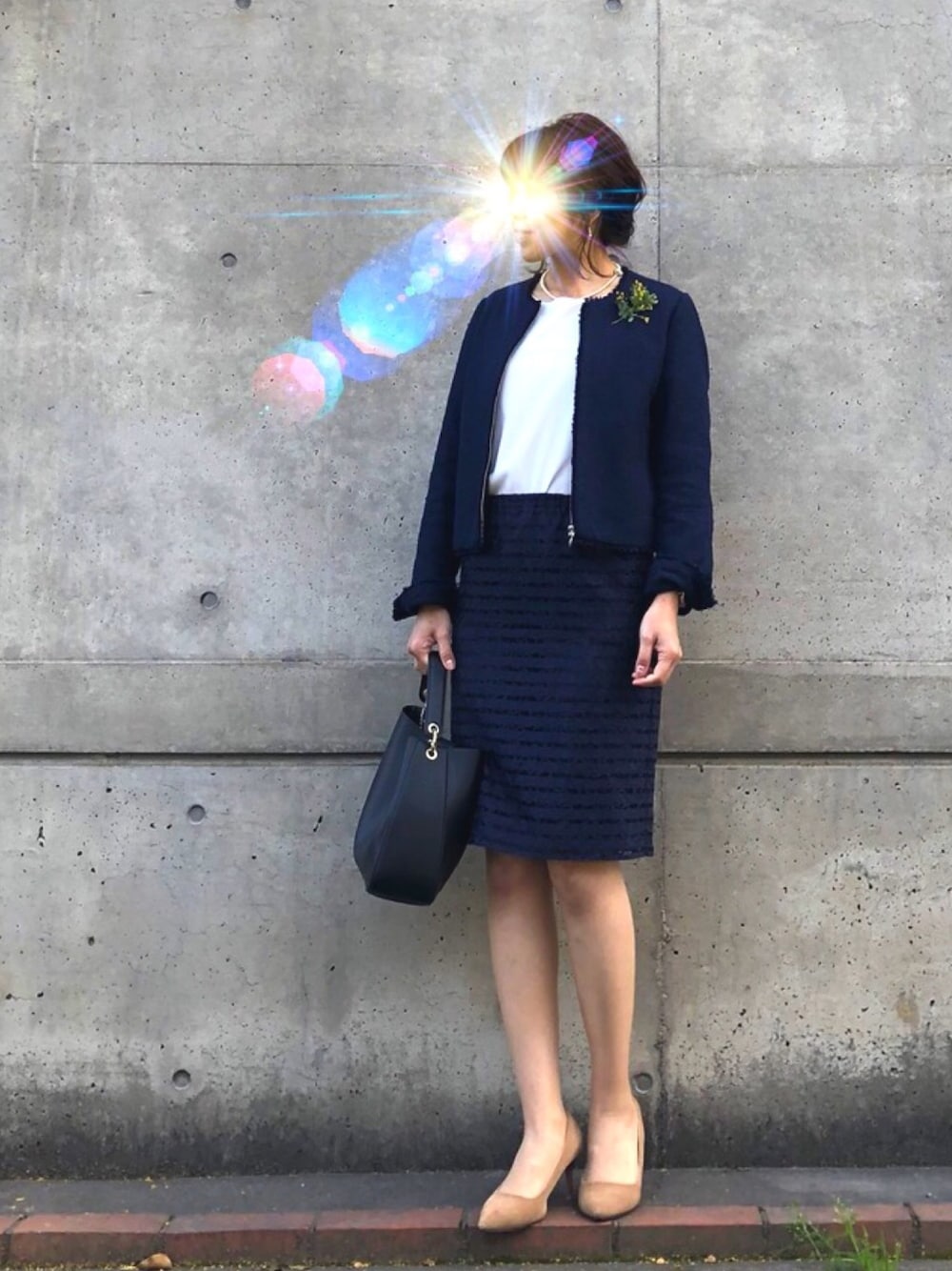 ブルー系のノーカラージャケット、ホワイト系のシャツ/ブラウス、ブルー系のスカートを着用したレディースの春コーディネートの1枚目の写真