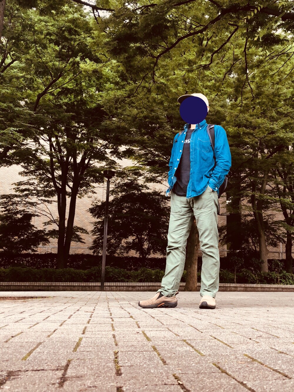 ブルー系のシャツ/ブラウス、ブラック系のTシャツ/カットソー、グリーン系のデニムパンツを着用したメンズの夏コーディネートの1枚目の写真